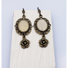 Load image into Gallery viewer, Way Thistle Earrings
